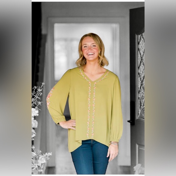 Pioneer woman embroidered tunic and gold hoop earrings. Both NWT! Ready to wear! - Picture 1 of 9